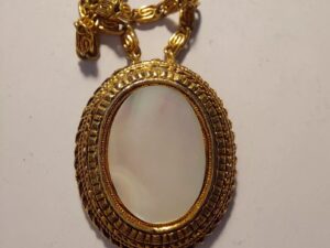 Vintage Florenza Goldtone Shell/Pearl Necklace - Pendant
