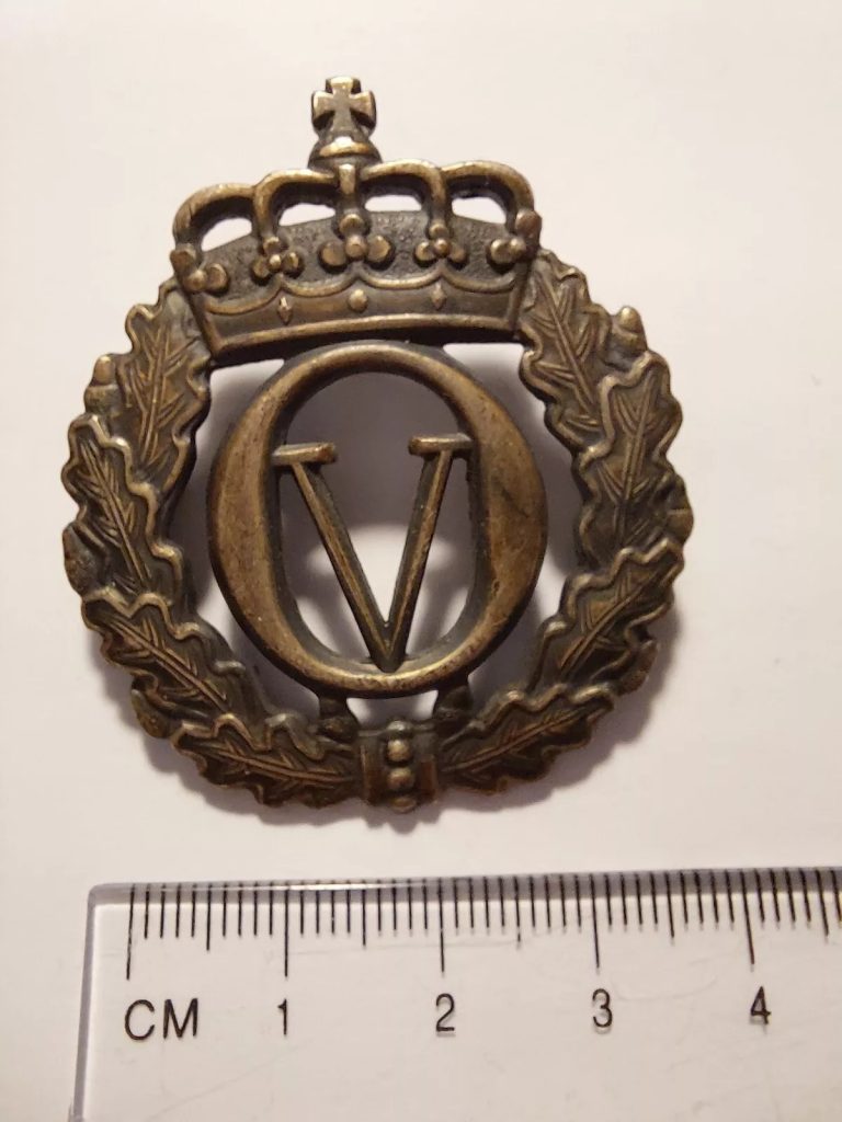 King Olav V Norwegian Army Cap Badge – Aksel Holmsen (Norway)