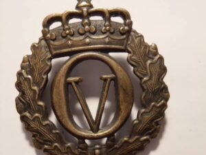 King Olav V Norwegian Army Cap Badge – Aksel Holmsen (Norway)